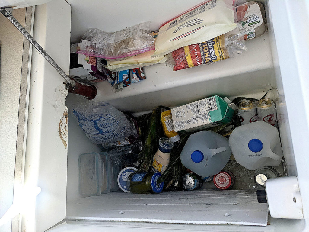 Jeanneau 43 DS refrigerator